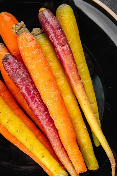 Renkli havuçlar taze sebzeler lezzetli gurmeler lezzetli gurme yemek masa arkası yemekler fotokopi odası keto ve paleo diyet vejetaryen ve vejetaryen yemekleri.