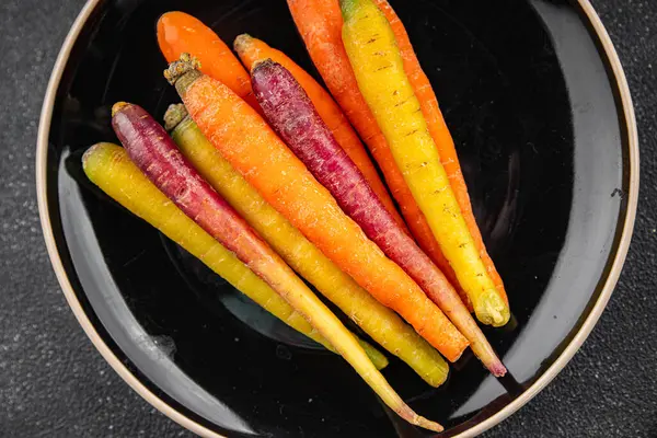 Renkli havuçlar taze sebzeler lezzetli gurmeler lezzetli gurme yemek masa arkası yemekler fotokopi odası keto ve paleo diyet vejetaryen ve vejetaryen yemekleri.