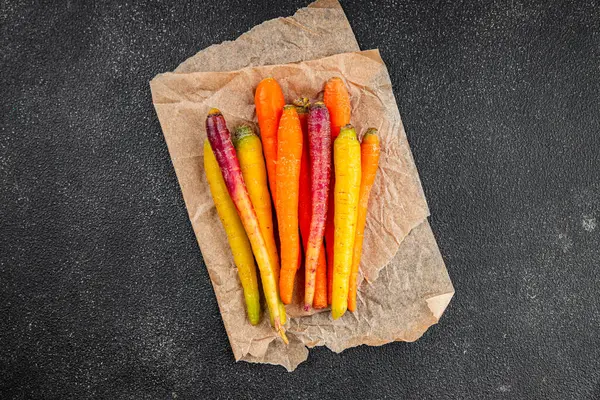 Renkli havuçlar taze sebzeler lezzetli gurmeler lezzetli gurme yemek masa arkası yemekler fotokopi odası keto ve paleo diyet vejetaryen ve vejetaryen yemekleri.