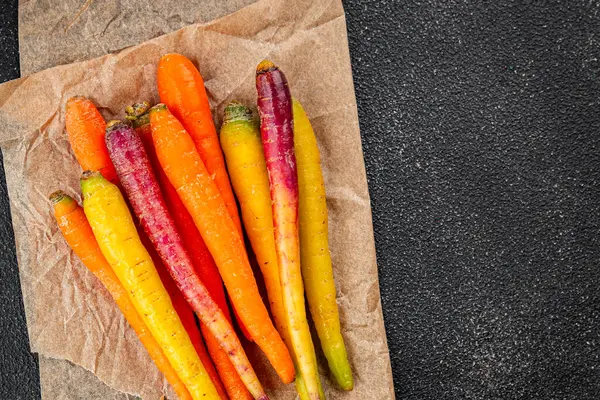 Renkli havuçlar taze sebzeler lezzetli gurmeler lezzetli gurme yemek masa arkası yemekler fotokopi odası keto ve paleo diyet vejetaryen ve vejetaryen yemekleri.