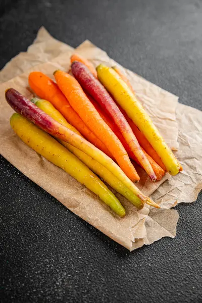 Renkli havuçlar taze sebzeler lezzetli gurmeler lezzetli gurme yemek masa arkası yemekler fotokopi odası keto ve paleo diyet vejetaryen ve vejetaryen yemekleri.
