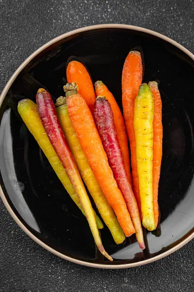 Renkli havuçlar taze sebzeler lezzetli gurmeler lezzetli gurme yemek masa arkası yemekler fotokopi odası keto ve paleo diyet vejetaryen ve vejetaryen yemekleri.