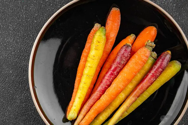 Renkli havuçlar taze sebzeler lezzetli gurmeler lezzetli gurme yemek masa arkası yemekler fotokopi odası keto ve paleo diyet vejetaryen ve vejetaryen yemekleri.
