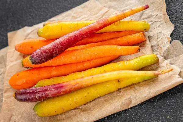 Renkli havuçlar taze sebzeler lezzetli gurmeler lezzetli gurme yemek masa arkası yemekler fotokopi odası keto ve paleo diyet vejetaryen ve vejetaryen yemekleri.