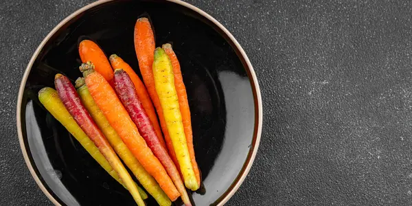 Renkli havuçlar taze sebzeler lezzetli gurmeler lezzetli gurme yemek masa arkası yemekler fotokopi odası keto ve paleo diyet vejetaryen ve vejetaryen yemekleri.
