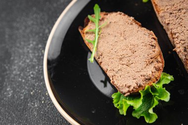 Köfteli tavuk ciğeri ve mantarlar lezzetli lezzetli gurme yemek arkaplanı masanın üstünde rustik yiyecekler fotokopi alanı