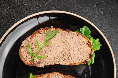 Köfteli tavuk ciğeri ve mantarlar lezzetli lezzetli gurme yemek arkaplanı masanın üstünde rustik yiyecekler fotokopi alanı