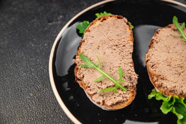 Köfteli tavuk ciğeri ve mantarlar lezzetli lezzetli gurme yemek arkaplanı masanın üstünde rustik yiyecekler fotokopi alanı