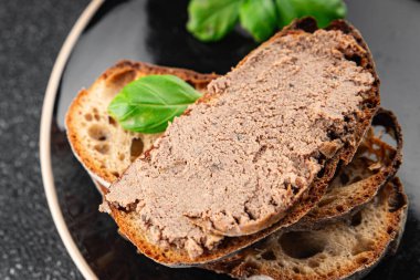 Köfteli tavuk ciğeri ve mantarlar lezzetli lezzetli gurme yemek arkaplanı masanın üstünde rustik yiyecekler fotokopi alanı