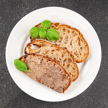 Köfteli tavuk ciğeri ve mantarlar lezzetli lezzetli gurme yemek arkaplanı masanın üstünde rustik yiyecekler fotokopi alanı