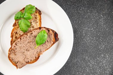 Köfteli tavuk ciğeri ve mantarlar lezzetli lezzetli gurme yemek arkaplanı masanın üstünde rustik yiyecekler fotokopi alanı