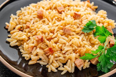 Pirinç ve jambon ana yemek lezzetli lezzetli gurme yemek arkaplan masanın üzerinde rustik gıda üst görünüm kopyalama alanı