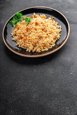 Pirinç ve jambon ana yemek lezzetli lezzetli gurme yemek arkaplan masanın üzerinde rustik gıda üst görünüm kopyalama alanı