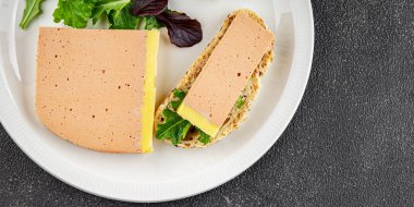 Karaciğer kreması ezmeli ördek eti lezzetli lezzetli lezzetli gurme yemek masa arkası kırsal yemek üst görünüm fotokopi alanı