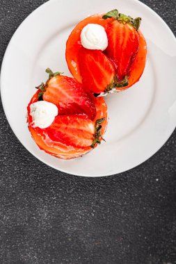 Kek çileği ve kremalı tatlı doğal malzemeler lezzetli lezzetli lezzetli gurme yemek masa arkası kırsal yemek üst görünüm fotokopi alanı