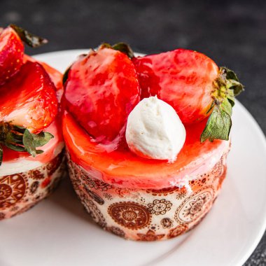 Kek çileği ve kremalı tatlı doğal malzemeler lezzetli lezzetli lezzetli gurme yemek masa arkası kırsal yemek üst görünüm fotokopi alanı