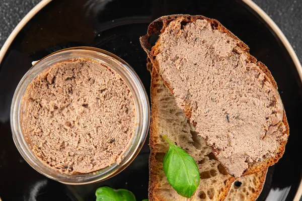 Köfteli tavuk ciğeri ve mantarlar lezzetli lezzetli gurme yemek arkaplanı masanın üstünde rustik yiyecekler fotokopi alanı