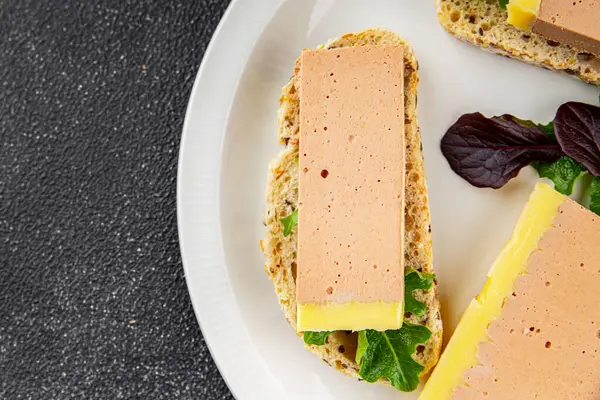 Karaciğer kreması ezmeli ördek eti lezzetli lezzetli lezzetli gurme yemek masa arkası kırsal yemek üst görünüm fotokopi alanı