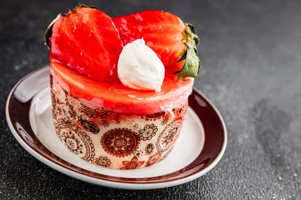 Kek çileği ve kremalı tatlı doğal malzemeler lezzetli lezzetli lezzetli gurme yemek masa arkası kırsal yemek üst görünüm fotokopi alanı