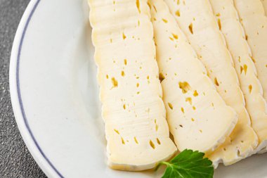 Peynir dilimleri tartiflette yumuşak peynir lezzetli lezzetli gurme yemek arkaplanı masa rustik gıda üst görünüm fotokopi alanı