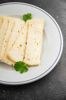 Peynir dilimleri tartiflette yumuşak peynir lezzetli lezzetli gurme yemek arkaplanı masa rustik gıda üst görünüm fotokopi alanı