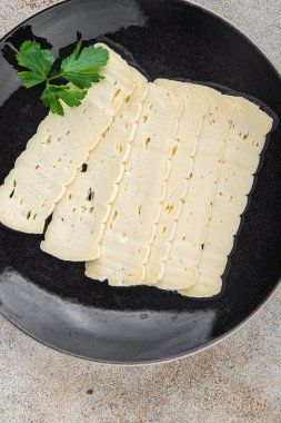 Peynir dilimleri tartiflette yumuşak peynir lezzetli lezzetli gurme yemek arkaplanı masa rustik gıda üst görünüm fotokopi alanı