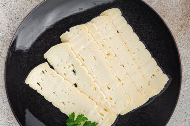 Peynir dilimleri tartiflette yumuşak peynir lezzetli lezzetli gurme yemek arkaplanı masa rustik gıda üst görünüm fotokopi alanı