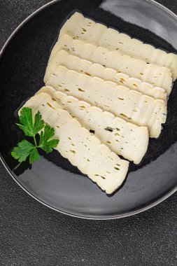 Peynir dilimleri tartiflette yumuşak peynir lezzetli lezzetli gurme yemek arkaplanı masa rustik gıda üst görünüm fotokopi alanı