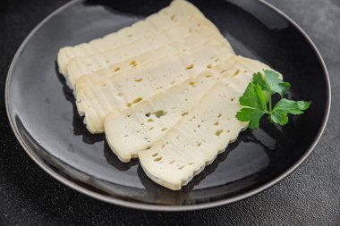 Peynir dilimleri tartiflette yumuşak peynir lezzetli lezzetli gurme yemek arkaplanı masa rustik gıda üst görünüm fotokopi alanı