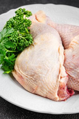 Tavuk bacağı çiğ kümes eti lezzetli lezzetli gurme yemek arka plan masa yemeği kırsal manzara fotokopi alanı keto ve paleo diyeti