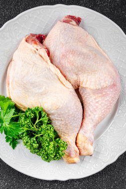 Tavuk bacağı çiğ kümes eti lezzetli lezzetli gurme yemek arka plan masa yemeği kırsal manzara fotokopi alanı keto ve paleo diyeti