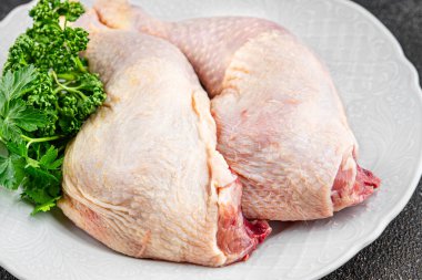 Tavuk bacağı çiğ kümes eti lezzetli lezzetli gurme yemek arka plan masa yemeği kırsal manzara fotokopi alanı keto ve paleo diyeti