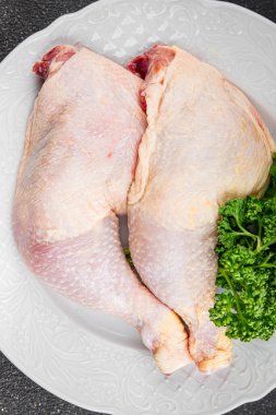 Tavuk bacağı çiğ kümes eti lezzetli lezzetli gurme yemek arka plan masa yemeği kırsal manzara fotokopi alanı keto ve paleo diyeti