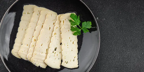 Peynir dilimleri tartiflette yumuşak peynir lezzetli lezzetli gurme yemek arkaplanı masa rustik gıda üst görünüm fotokopi alanı