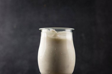 Skyr beyaz yoğurt aperatifi taze lezzetli gurme yemek arka planda masa rustik gıda fotokopi uzay keto ve paleo diyet vejetaryen gıda