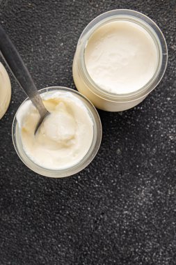 Skyr beyaz yoğurt aperatifi taze lezzetli gurme yemek arka planda masa rustik gıda fotokopi uzay keto ve paleo diyet vejetaryen gıda