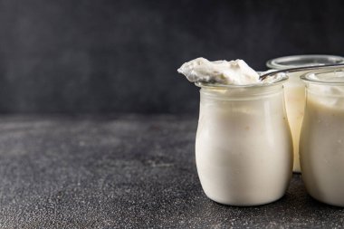 Skyr beyaz yoğurt aperatifi taze lezzetli gurme yemek arka planda masa rustik gıda fotokopi uzay keto ve paleo diyet vejetaryen gıda