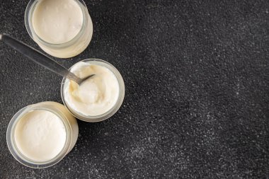 Skyr beyaz yoğurt aperatifi taze lezzetli gurme yemek arka planda masa rustik gıda fotokopi uzay keto ve paleo diyet vejetaryen gıda