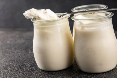 Skyr beyaz yoğurt aperatifi taze lezzetli gurme yemek arka planda masa rustik gıda fotokopi uzay keto ve paleo diyet vejetaryen gıda