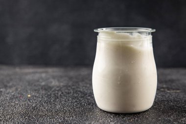 Skyr beyaz yoğurt aperatifi taze lezzetli gurme yemek arka planda masa rustik gıda fotokopi uzay keto ve paleo diyet vejetaryen gıda
