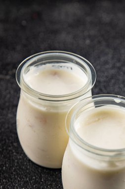 Skyr beyaz yoğurt aperatifi taze lezzetli gurme yemek arka planda masa rustik gıda fotokopi uzay keto ve paleo diyet vejetaryen gıda