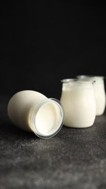 Skyr beyaz yoğurt aperatifi taze lezzetli gurme yemek arka planda masa rustik gıda fotokopi uzay keto ve paleo diyet vejetaryen gıda