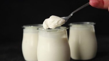 Skyr beyaz yoğurt aperatifi taze lezzetli gurme yemek arka planda masa rustik gıda fotokopi uzay keto ve paleo diyet vejetaryen gıda