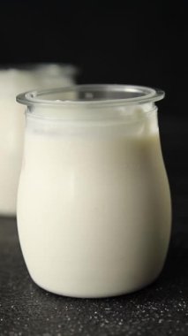 Skyr beyaz yoğurt aperatifi taze lezzetli gurme yemek arka planda masa rustik gıda fotokopi uzay keto ve paleo diyet vejetaryen gıda