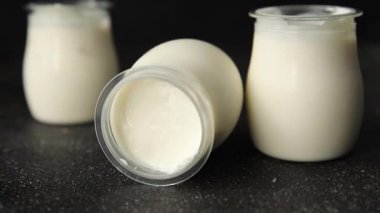 Skyr beyaz yoğurt aperatifi taze lezzetli gurme yemek arka planda masa rustik gıda fotokopi uzay keto ve paleo diyet vejetaryen gıda