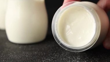 Skyr beyaz yoğurt aperatifi taze lezzetli gurme yemek arka planda masa rustik gıda fotokopi uzay keto ve paleo diyet vejetaryen gıda