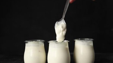 Skyr beyaz yoğurt aperatifi taze lezzetli gurme yemek arka planda masa rustik gıda fotokopi uzay keto ve paleo diyet vejetaryen gıda