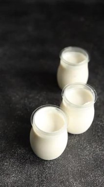 Skyr beyaz yoğurt aperatifi taze lezzetli gurme yemek arka planda masa rustik gıda fotokopi uzay keto ve paleo diyet vejetaryen gıda