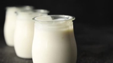 Skyr beyaz yoğurt aperatifi taze lezzetli gurme yemek arka planda masa rustik gıda fotokopi uzay keto ve paleo diyet vejetaryen gıda