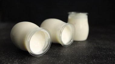 Skyr beyaz yoğurt aperatifi taze lezzetli gurme yemek arka planda masa rustik gıda fotokopi uzay keto ve paleo diyet vejetaryen gıda